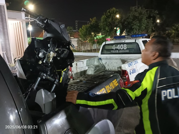 Motor milik korban yang menabrak pohon di jalur arteri Desa Mancar, Kecamatan Peterongan, Jombang, Minggu (8/6) dini hari.