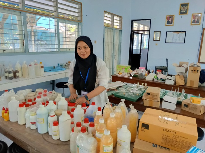 MULAI BEKERJA: Aprillia Intan Kusumawati, CPNS yang ditempatkan di SMAN 3 Jombang saat bekerja di lab sekolah.