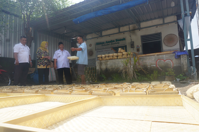KREATIF: Kepala Desa Grogol Khabibah (baju batik) bersama Camat Diwek Agus Sholihudin (mengenakan peci) didampingi perangkat desa saat mengunjungi rumah produksi perajin anyaman bambu.