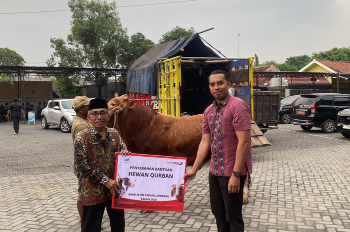 PEDULI: Bank Jatim Cabang Jombang menyerahkan hewan kurban kepada Plt Kabag Kesra Setdakab Jombang, Supriadi, Kamis (5/6).