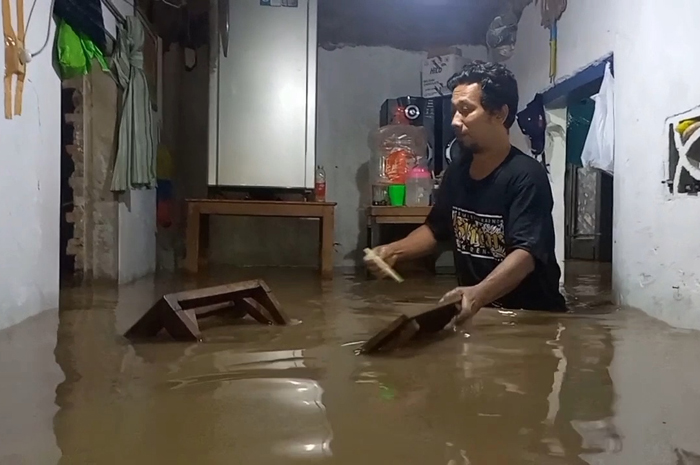 Hujan deras yang mengguyur wilayah Kabupaten Jombang selama berjam-jam pada Minggu (8/6) mengakibatkan debit air sejumlah sungai naik hingga meluber ke permukiman.