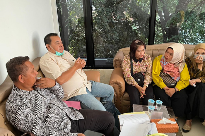 MEDIASI: Dinas Koperasi dan UM Jombang kembali memediasi pengurus koperasi Al Kahfi dengan nasabah, Selasa (10/6/2025).