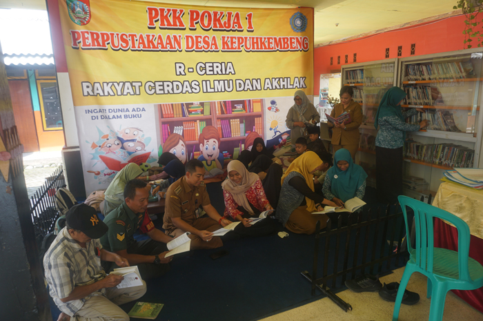 JENDELA ILMU: Camat Peterongan Mohammad Eryk Arif didampingi Sekretaris Desa Kepuhkembeng Anis Prasetyo Ari dan jajaran pengelola perpusdes R-Ceria.