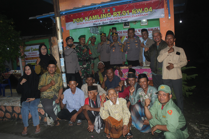 SERU: Kasat Binmas Polres AKP Pranan Edi, Kapolsek Plandaan AKP Sartono dan Kades Purisemanding Nurbata bersama warga di Satkamling Dusun Bululawa, Desa Purisemanding, Plandaan, Jombang, Senin (9/6).