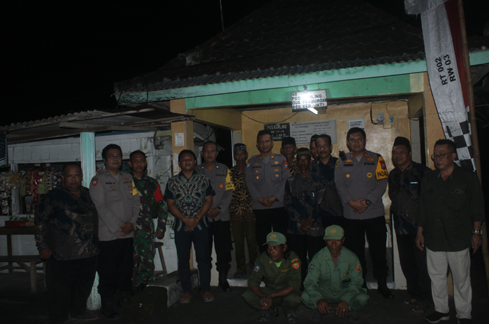 GUYUB: Kasat Binmas Polres Jombang AKP Pranan Edi, Kapolsek Kabuh AKP Tommi Hermanto, dan Kades Kedungjati, Suwadji, bersama warga di Poskamling Dusun Prayungan, Senin (9/6).