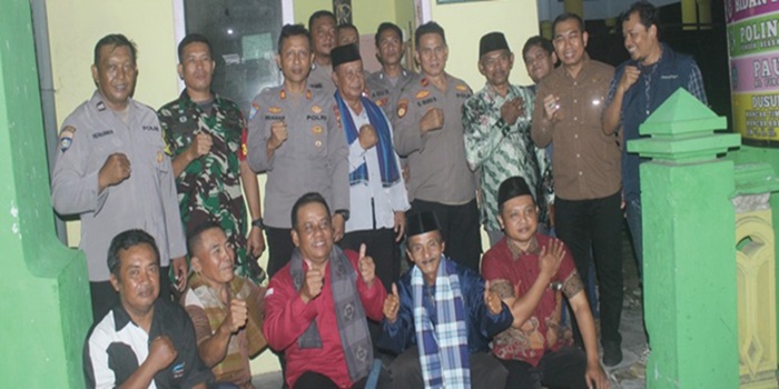 TELADAN: Kasat Binmas Polres AKP Pranan Edi, Kapolsek Peterongan, Iptu Solihin Budi Santoso, Camat M Eryk Arif, GM Jawa Pos Radar Jombang, Sulton Arif, dan Kades Mancar Nur Prasetyo, Rabu (12/6).
