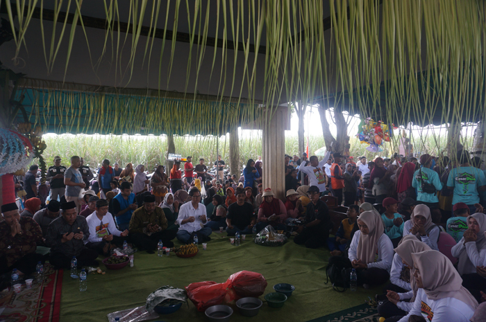 KHUSYUK: Kepala Desa Balongbesuk M. Saifur mendampingi Wakil Bupati Jombang Salmanudin Yazid (Gus Salman) dan jajaran Forkopimcam Diwek doa bersama di Punden Mbah Sumber.