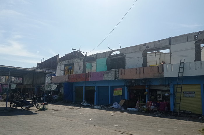 DIREHAB: Atap ruko Pasar Mojotrisno di Desa Mojotrisno, Kecamatan Mojoagung, Jombang yang dibongkar,  (12/6).