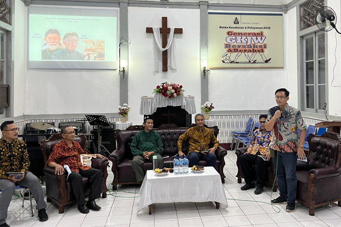 LESTARIKAN BUDAYA: Pdt Dwi Bagus Pendeta GKJW Jemaat Kertorejo menyerahkan buku sejarah Desa Kertorejo kepada Dra Suisti Kepala Desa Kertorejo, Ngoro, Jombang.