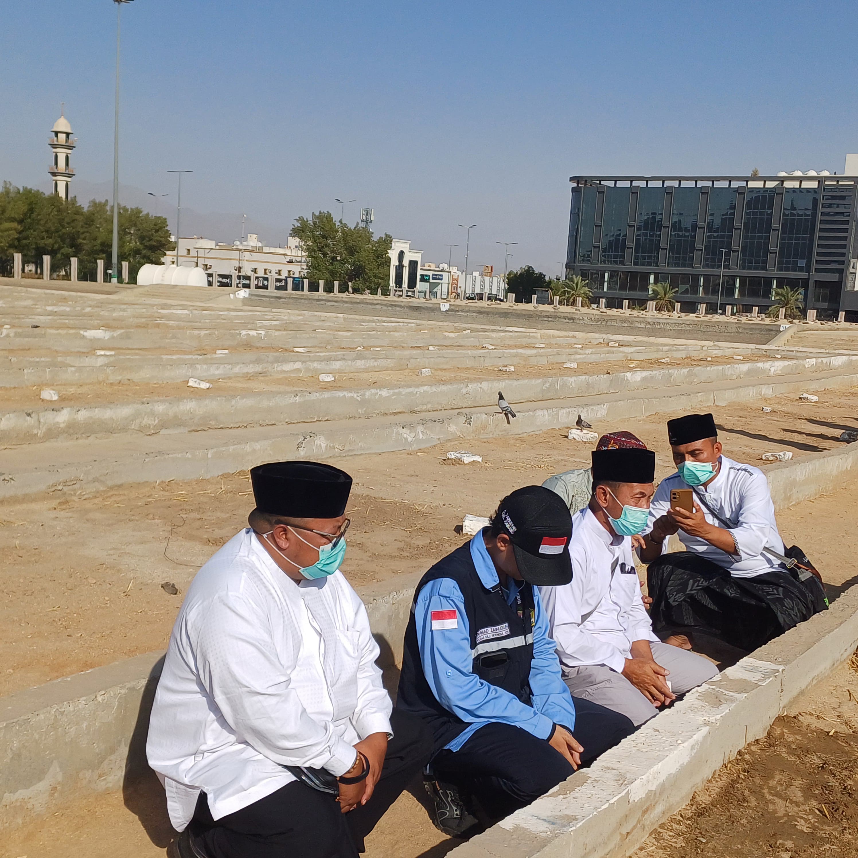 DIMAKAMKAN: Ketua KBIH Thoriqul Jannah H Zulfikar Damam Ikhwanto Adhim saat mendampingi proses pemakaman di makam Syaraya Makkah, Kamis (12/6) sore Waktu Arab Saudi.