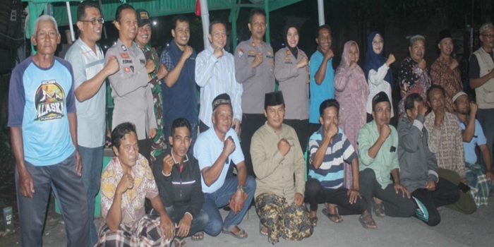 GUYUB: Kasat Binmas Polres AKP Pranan Edi, Kapolsek Tembelang AKP Fadilah, GM Jawa Pos Radar Jombang, Sulton Arif, dan Kades Mojokrapak, Slamet Santoso, mengecek Poskamling Dusun Krapak, Rabu (12/6).