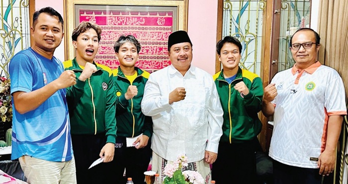 MEMBANGGAKAN: Karateka Jombang yang akan tampil di Brunei Darussalam pamit Bupati Warsubi (4/6).