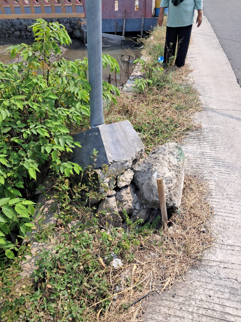 DINILAI ASAL-ASALAN: Kondisi PJU di Jl Raya Desa Banjardowo Kecamatan Jombang dikeluhkan warga setempat, (9/6).