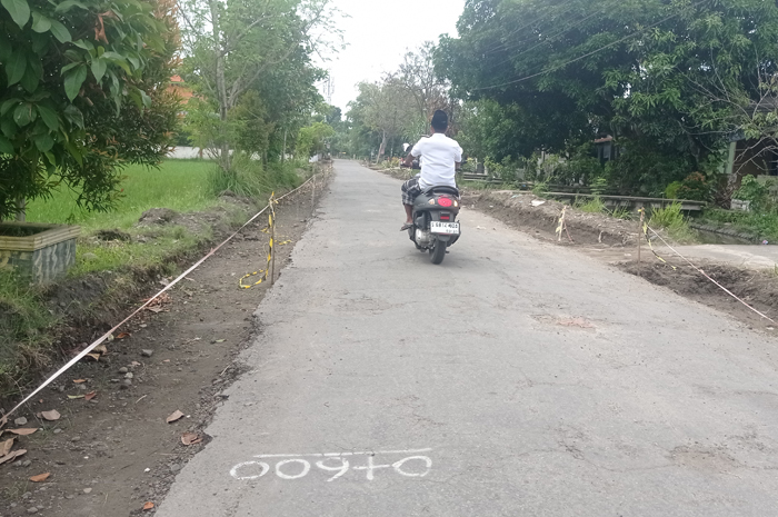 DIPERBAIKI: Jalan kabupaten ruas Pagerwojo-Banjarsari di Desa Pagerwojo, Kecamatan Perak, Jombang dilakukan pelebaran (14/6).