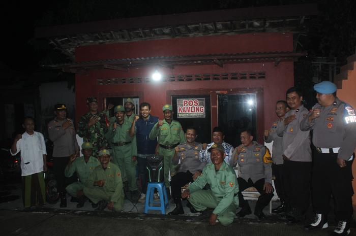 KOMPAK: Kasat Binmas Polres Jombang, AKP Pranan Edi, Kapolsek Ngusikan Iptu Suraji, GM Jawa Pos Radar Jombang, Sulton Arif, Kades Sumbernongko Sumartono dan warga di Poskamling Dusun Mernung Kidul.