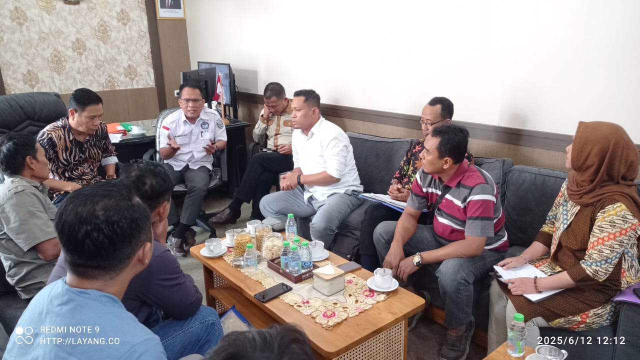 BIJAK: Ketua DPRD Jombang Hadi Atmaji menemui sejumlah wali murid yang mengeluhkan terkait SPMB jenjang SD-SMP, (12/6).