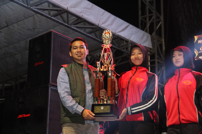 KOMPAK: Kasubag TU Cabang Dinas Pendidikan Wilayah Kabupaten Jombang, Ulil Muamar saat menyerahkan piala kepada juara, Sabtu (14/6) malam.