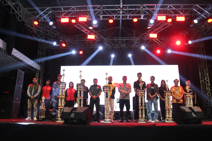 KOMPAK: Kepala SMAN 2 Jombang Budiono bersama perwakilan jajaran Forkopimda saat foto bersama para juara Lomba Gelegar, Sabtu (14/6).