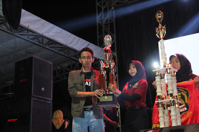SUKSES: Kepala SMAN 2 Jombang Budiono menyerahkan trofi juara Lomba Gelegar, Sabtu (14/6).
