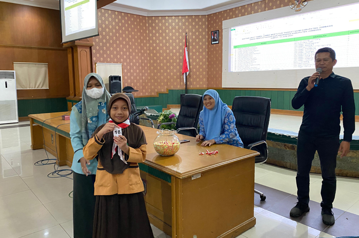 ANTUSIAS: Peserta mengikuti pengundian nomor urut tampil Lomba Bertutur di ruang Bung Tomo kantor Pemkab Jombang, Jumat (13/6).
