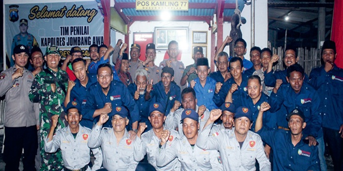 SERAGAM:  Kasat Binmas Polres Jombang, AKP Pranan Edi, Kapolsek Perak Iptu M Supriyo, Kades Pagerwojo Imam Wahyudi, bersama linmas di Poskamling 77 Dusun Ngemplak, Kamis (12/6).