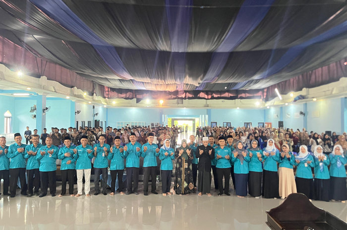 Plt Kepala Cabdindik Jombang Pinky Hidayati foto bersama tamu kehormatan bersama seluruh peserta FLS3N.