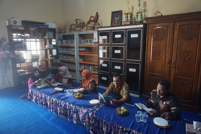 RUMAH ILMU: Kepala Desa Bongkot Moh. Yahya mendampingi Camat Peterongan Mohammad Eryk Arif dan jajaran pengelola perpusdes saat mengunjungi perpustakaan Darul Ilmi.