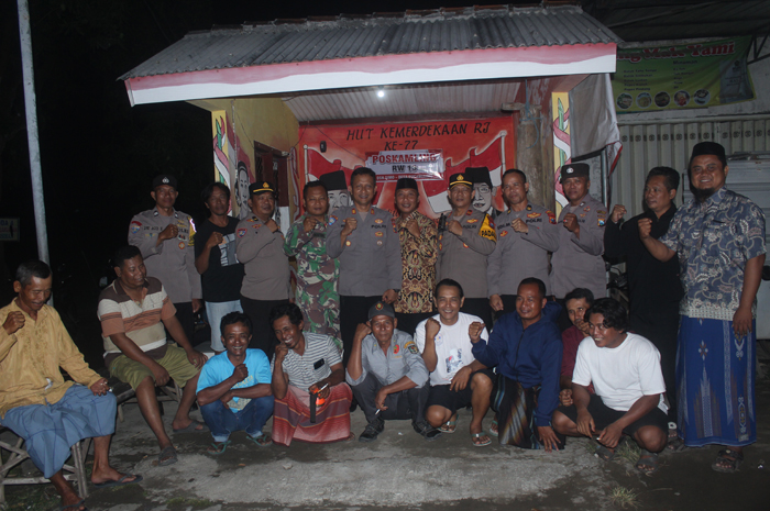 PERBATASAN: Kasat Binmas Polres Jombang, AKP Pranan Edi, Kapolsek Bandarkedungmulyo, Iptu Zaenal Abidin, Kades Muhammad Shony bersama warga di Poskamling Dusun Simo, Kamis (12/6).