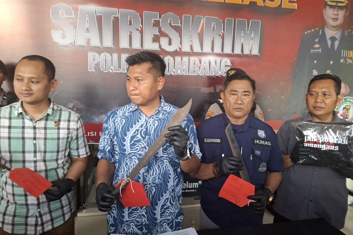 Polisi menyita sejumlah barang bukti, seperti tiga bilah senjata tajam jenis pedang, golok, dan clurit anggota gangster yang ditangkap warga Desa Brambang, Diwek, Jombang.
