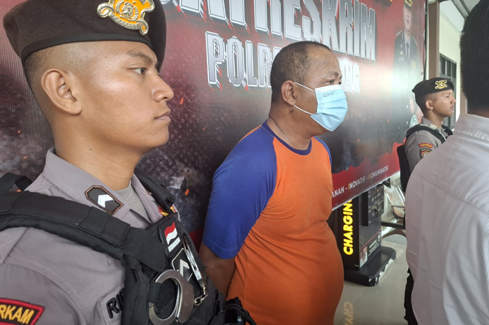 Edy Sumarno, 46, perampok dengan modus polisi gadungan yang beraksi di Jombang diringkus polisi di Kabupaten Pasuruan, Sabtu (14/6).