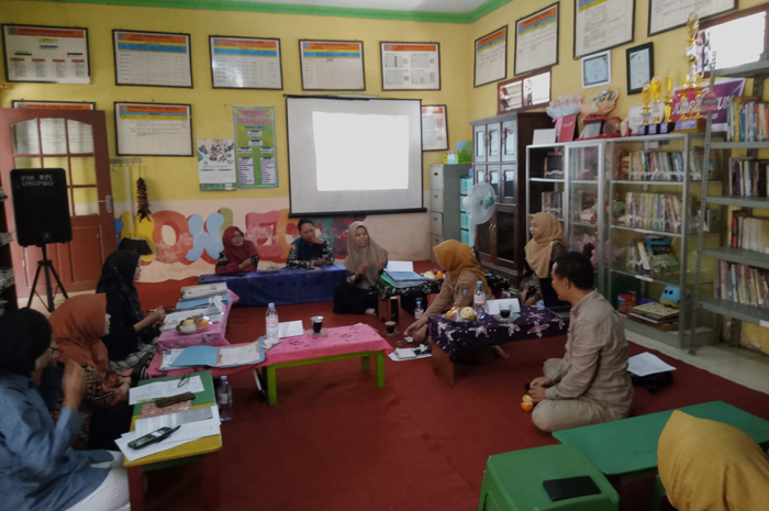 LENGKAP: Dinas Perpustakaan dan Kearsipan Jombang saat visitasi perpustakaan di Desa Karanglo Mojowarno, Senin (16/6).