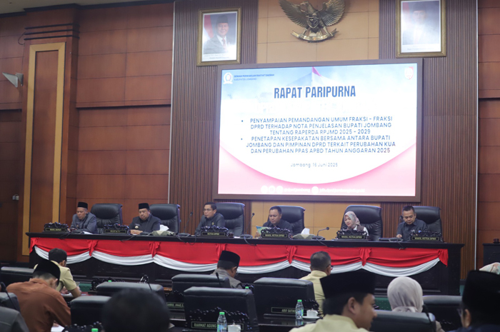 SERIUS: Sidang Paripurna PU Fraksi DPRD Jombang terkait RPJMD, Senin (16/6).