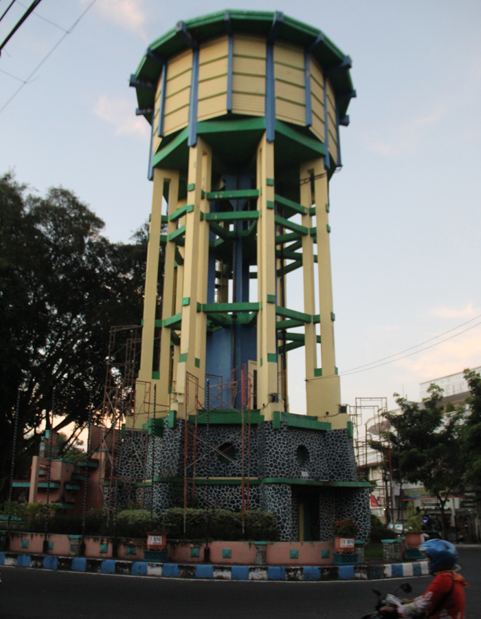 DISIAPKAN: Sejumlah scaffolding alias andang besi tampak disiapkan petugas Perumdam Tirta Kencana, Jombang di lokasi, (18/6).