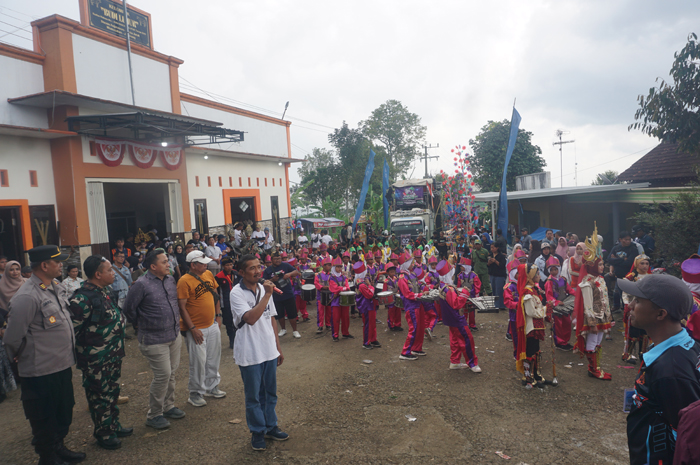 MERIAH: Kepala Desa Jarak Agus Darminto (kaos putih) mendampingi jajaran Forkopimcam Wonosalam saat memberikan sambutan pemberangkatan peserta Jarak Carnival 2025.