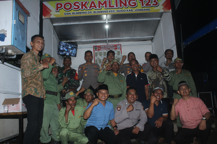 RUKUN: Kasat Binmas Polres Jombang, AKP Pranan Edi, Kapolsek Gudo, Iptu Rido Bargowo, Kades Blimbing, Wahyu Hidayat, bersama perangkat dan linmas di Poskamling 2 Dusun Blimbing, Jumat (13/6).