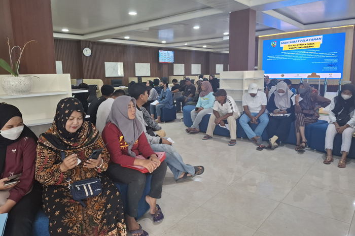 RAMAI: Pemohon melakukan pengurusan adminduk di Mal Pelayanan Publik (MPP) Jombang di Ruko Simpang Tiga.