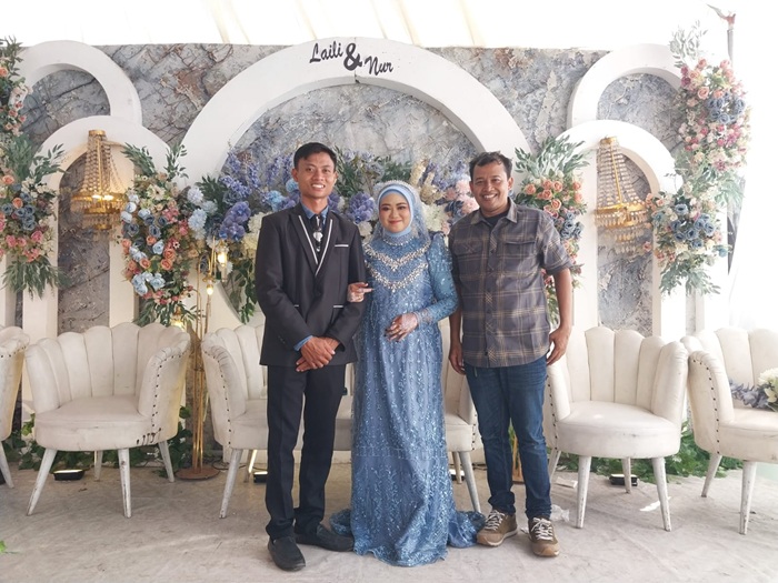 SELAMAT: GM Jawa Pos Radar Jombang Sulton Arif (paling kanan) foto bersama Laili Mubarokah S.Pd.i, ustadah Perguruan Muhammadiyah Mentoro, Sumobito, Jombang dan Nur Rahmad Zuliono.