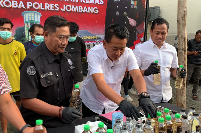 Upaya peredaran minuman keras (miras) ilegal jenis arak bali berhasil digagalkan Satuan Reserse Narkoba (Satresnarkoba) Polres Jombang.