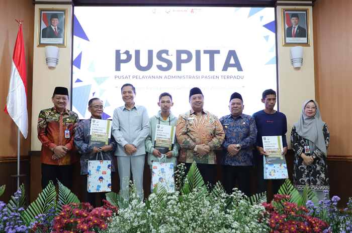 SUKSES: Bupati Jombang Warsubi secara simbolis memberikan KK dan akta kelahiran kepada orang tua bayi baru lahir di RSUD Jombang.