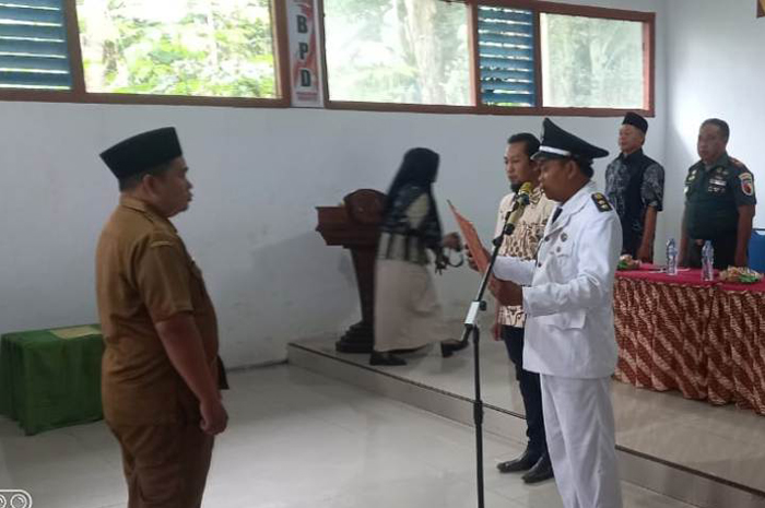 PENYEGARAN: Kepala Desa Panglungan Sugiat melakukan mutasi jabatan perangkat desa, Kamis (12/6).