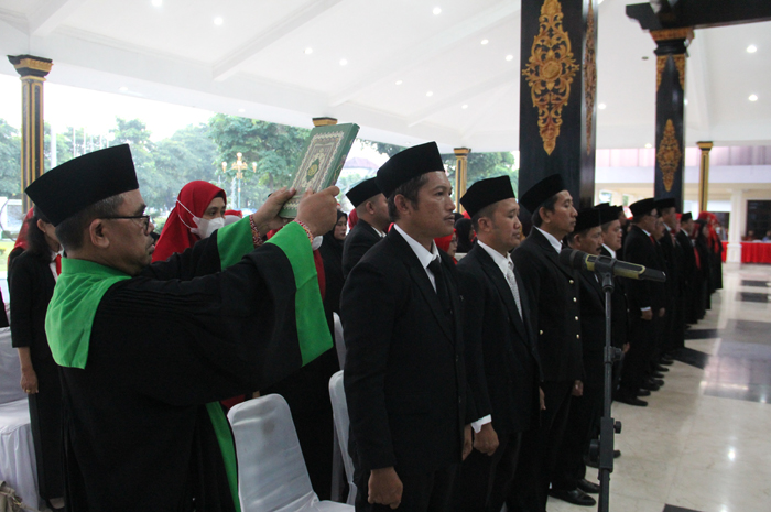 DILANTIK: Bupati Jombang Warsubi memimpin prosesi pelantikan dan pengambilan sumpah janji kepala sekolah, Jumat (20/6) sore.