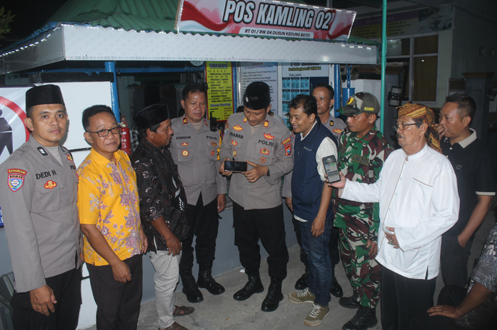 CEK: Kasat Binmas AKP Pranan Edi, Kapolsek Kesamben Iptu Niswan, GM Jawa Pos Radar Jombang, Sulton Arif, Kades Podoroto Adhim, memantau CCTV di HP, Senin (16/6).