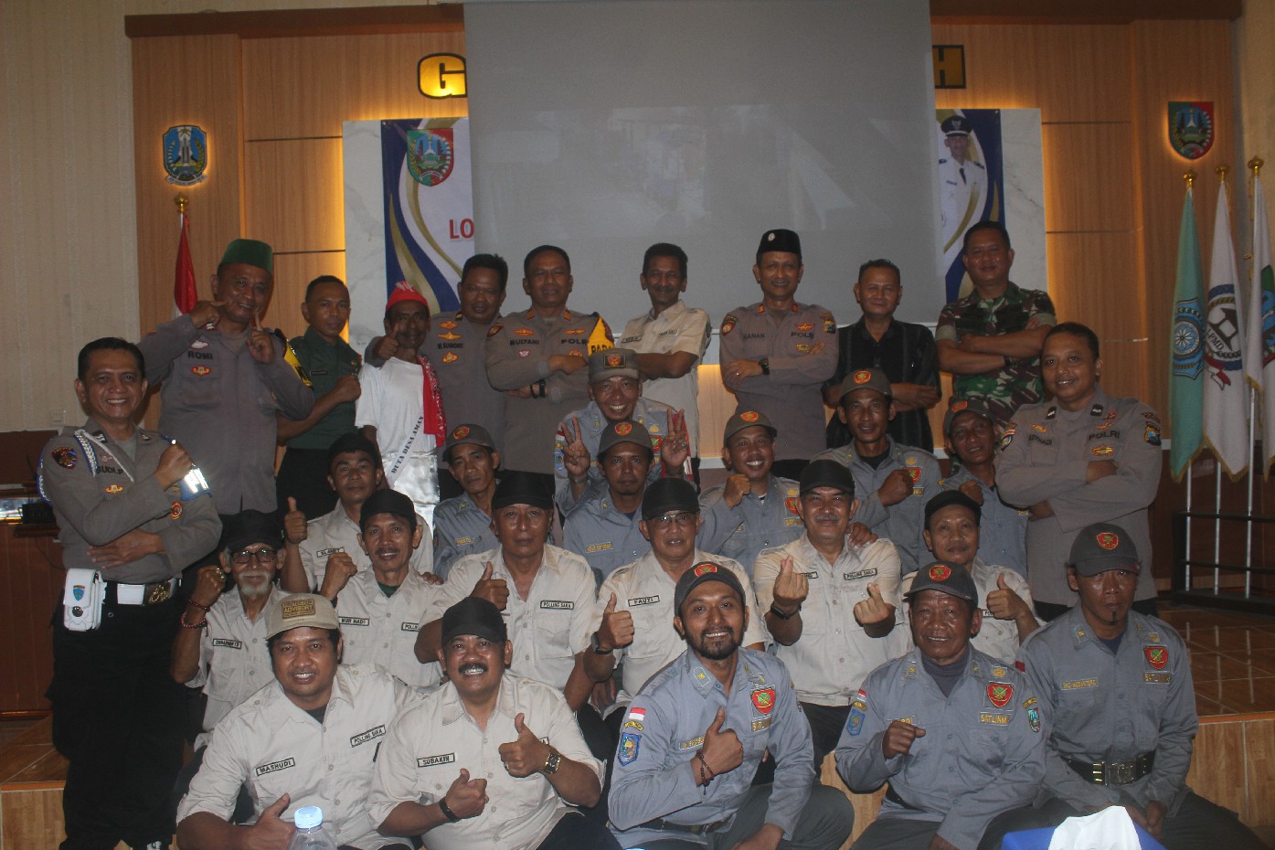 SEMANGAT: Kasat Binmas Polres Jombang AKP Pranan Edi, Kapolsek AKP Mulyani, Kades Erwin Pribadi bersama linmas di pos induk, Selasa (17/6).