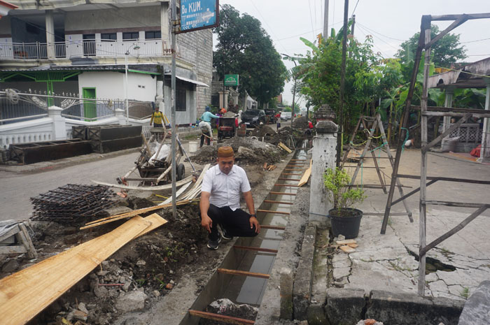 SESUAI ASPIRASI WARGA: Kepala Desa Senden Agus Budianto menunjukkan lokasi pembangunan saluran drainase tahap kedua di wilayah permukiman Dusun Nglawan.