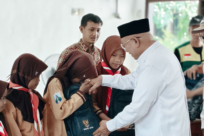 PEDULI: Wakil Ketua I Baznas Jawa Timur KH Masnuh secara simbolis menyerahkan bantuan kepada siswa SDN Pojokklitih 3 di Desa Klitih, Kecamatan Plandaan, Jombang, Jumat (20/6).