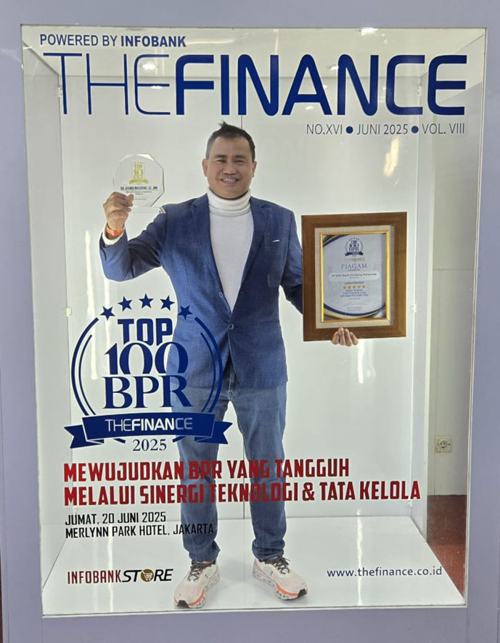 VISIONER: Direktur Utama Bank Jombang Dr Afandi Nugroho SE MM menerima penghargaan 10 Top CEO BPR 2025 dari The Finance, Jumat (20/6).