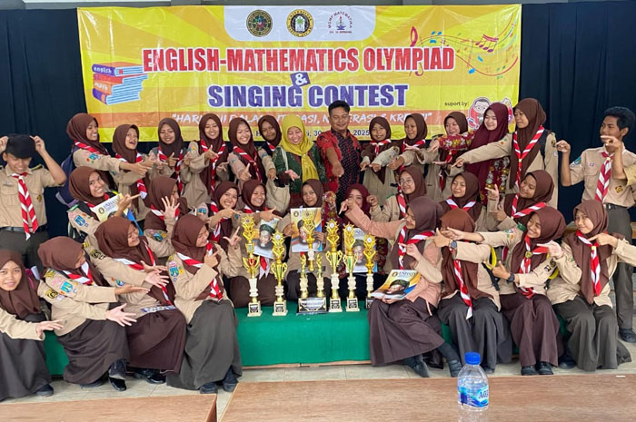 SUKSES: Siswa MAN 6 Jombang juara umum olimpiade Bahasa Inggris dan Matematika di Unhasy.