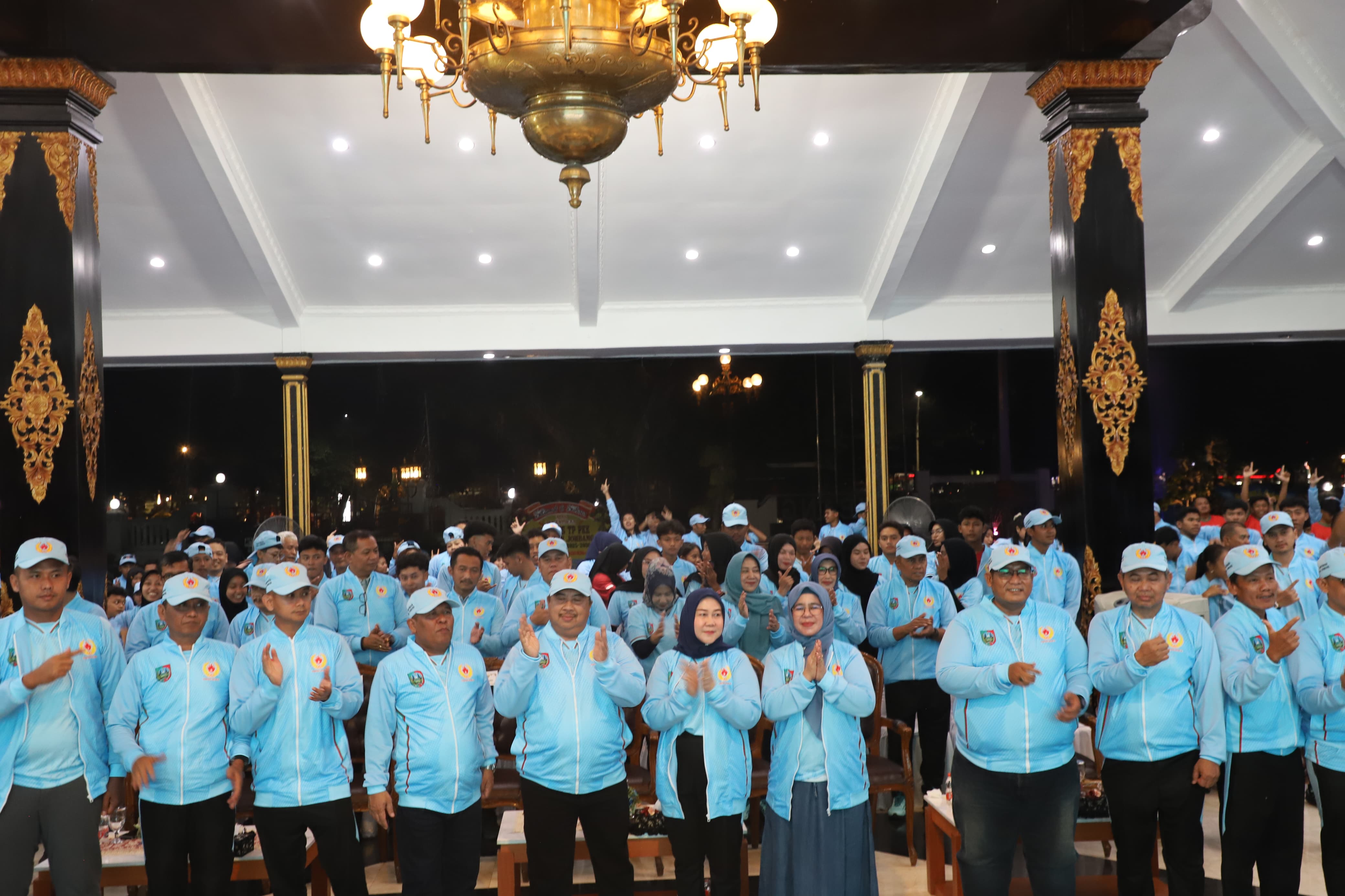 SEMANGAT: Ketua KONI Jombang Sumarsono membersamai Bupati Jombang Warsubi dan jajaran Forkopimda saat memberangkatkan atlet serta kontingen Jombang dalam ajang Porprov Jatim, Jumat (20/6) malam.