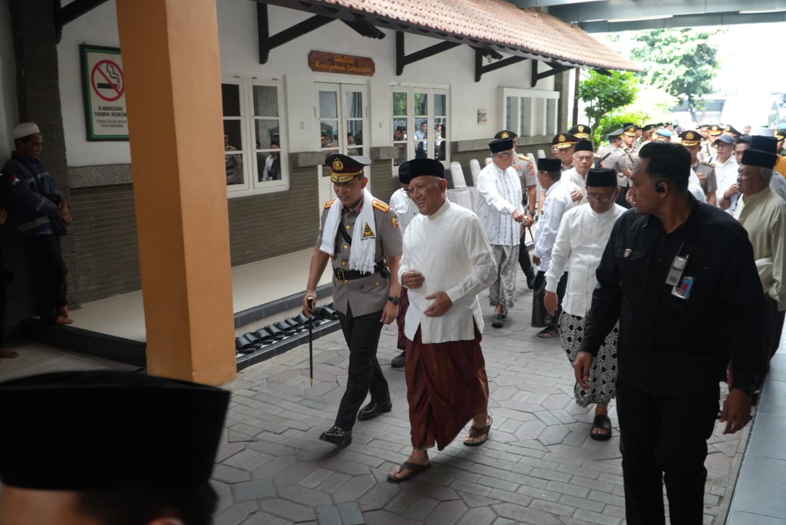 BERKUNJUNG: Kapolri Jenderal Listyo Sigit Prabowo bersama Gubernur Jawa Timur Khofifah Indarparanwasa saat berkunjung ke Ponpes Tebuireng, Jombang, Rabu (25/6).