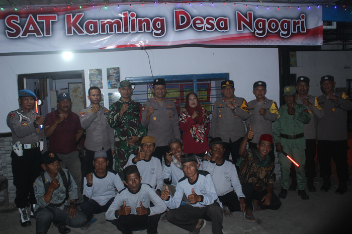 GUYUB: Kasat Binmas AKP Pranan Edi, Kapolsek Megaluh AKP Trisula Hadi dan Kades Agus Lis Hartatik bersama linmas di Poskamling Dusun Ngogri, Jumat (20/6).